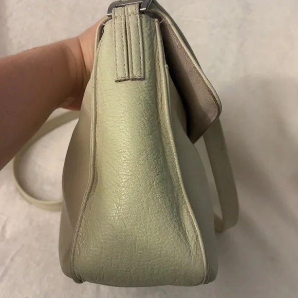 Elegant Cream Shoulder Crossbody Flap Bag - Picture 8 of 13